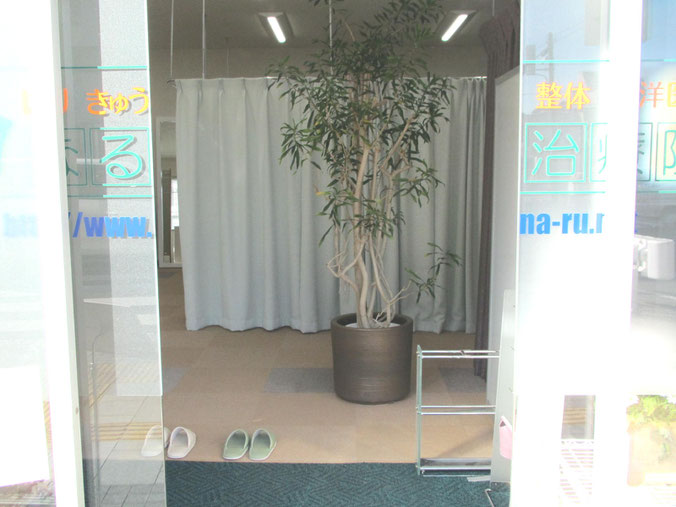 まずはスリッパをお履きいただきます。