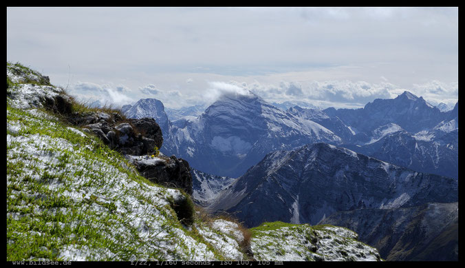 Schnee am Gipfel, die angekündigten Wolken erreichen das Sonnjoch.