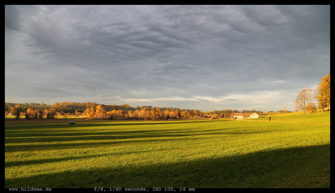 Ein Spaziergänger bestaunt die Stimmung.