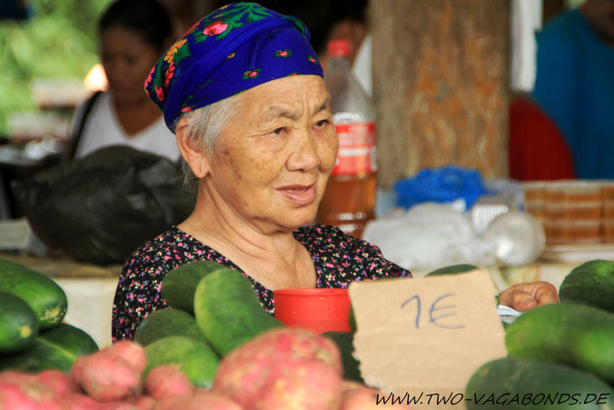 HMONG-MARKTFRAU IN CACAO