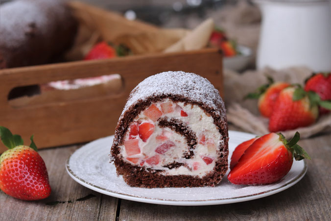Erdbeerroulade auf einem Teller
