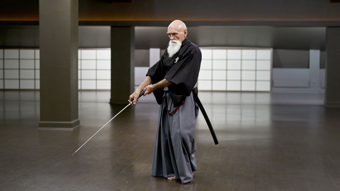 Sensei Maharishi Sathyananda che esegue una tecnica dell'arte marziale Ai Jutsu