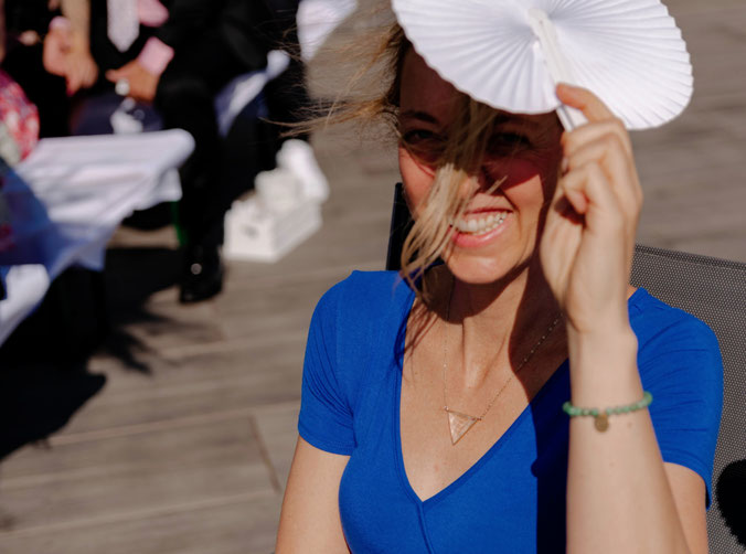 Hochzeitssängerin aus Hamburg bei einer freien Trauung mit Live-Gesang