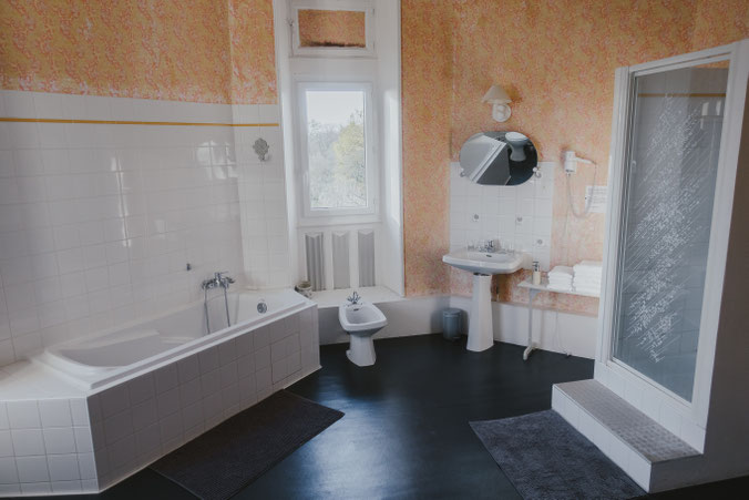 Bathroom with shower & bathtub