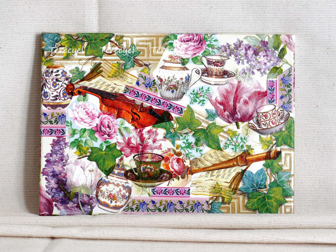 Tea Time. Collage sur chassis coton. Papiers thèmes porcelaine, musique, fleurs.