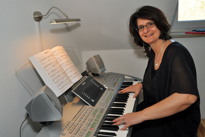 Claudia Breiter spielt Keyboard