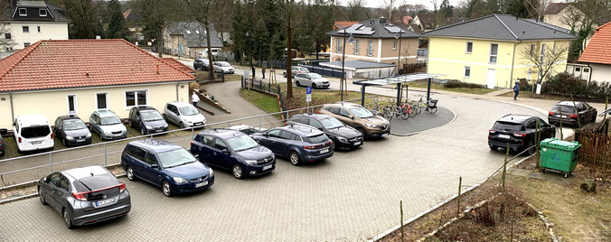 "ordentlich" betonierter Bahnhofsvorplatz: ausschließlich von Patienten der Arztpraxis genutzt