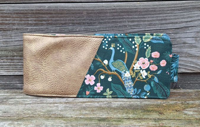 Porte-chéquier horizontal femme, souche à gauche, faux cuir bronze doré, tissu vert bouteille avec paon et fleurs, cadeau pour femme original et pratique