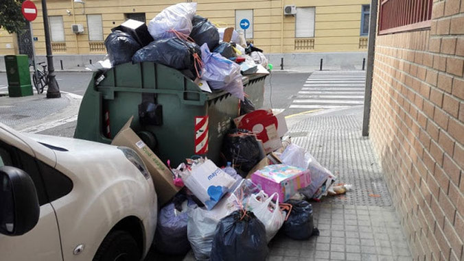 Contenedores de basura a rebosar, fuertes olores y especialmente este verano, cuando hace más calor en Valencia es insoportable. 