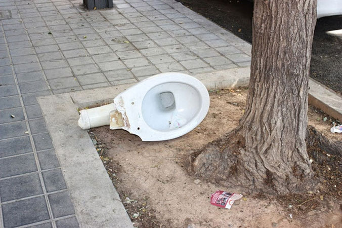 Retrete  abandonado en  la  acera de una  calle de la ciudad de Valencia.