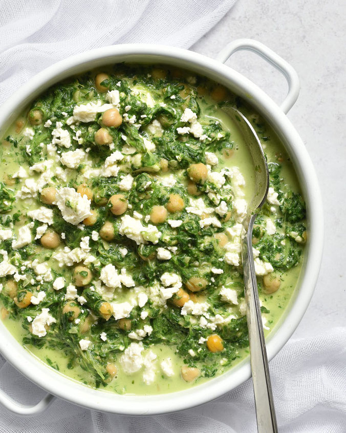 Spinat mit Kichererbsen und Feta zu Wraps als vegetarische Proteinquelle