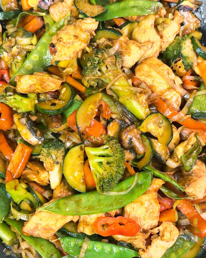 Chinapfanne mit Zucchini, Möhren, Zuckerschoten, Paprika, Brokkoli, Lauch und Hähnchen oder Tofu, WOK oder Pfanne, ggf Thermomix und Airfryer