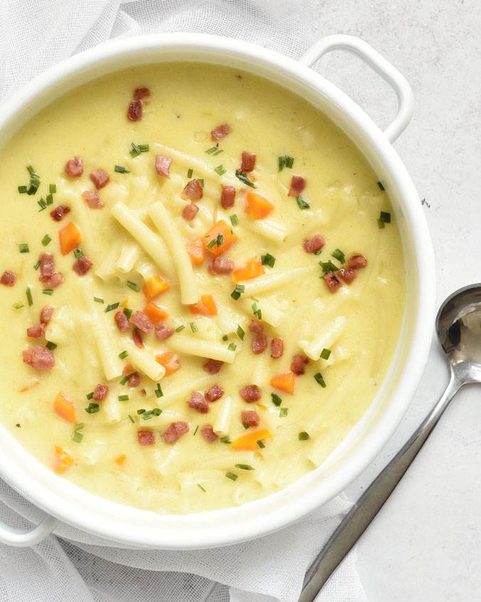 Nudel Käse Suppe mit Möhren und Speckwürfeln Thermomix Rezept