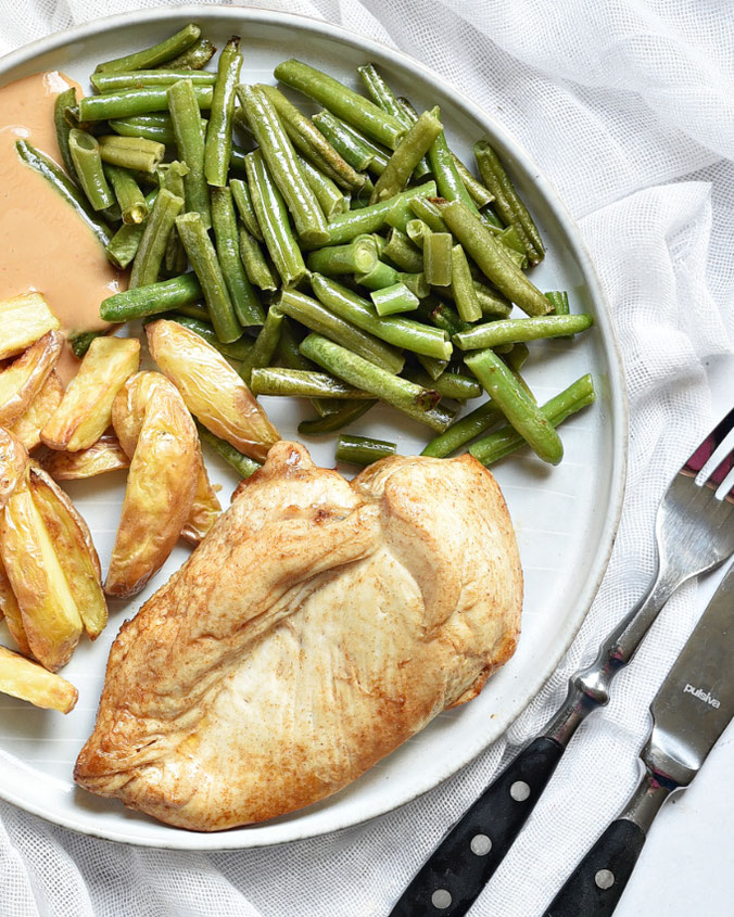 Hähnchenbrustfilet aus dem Airfryer mit Kartoffelspalten und Bohnen und Asia Dip