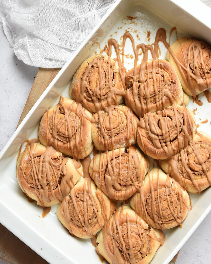 Lotus Schnecken, fluffige Hefeteig-Schnecken mit Lotus Creme als Füllung und als Topping, Thermomix