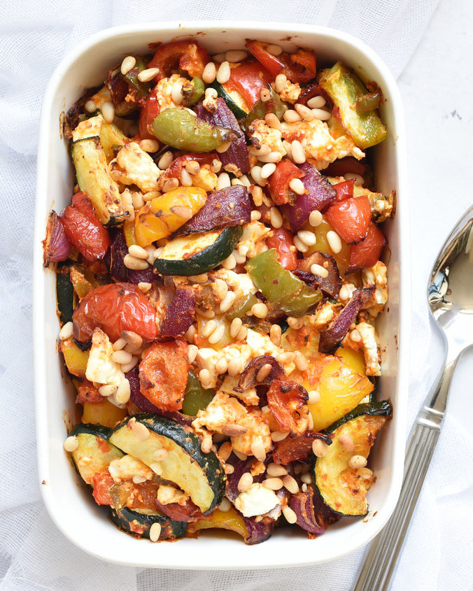 Paprikagemüse aus dem Airfryer mit Zwiebeln und Zucchini, Jalapenos und Pinienkernen und Feta