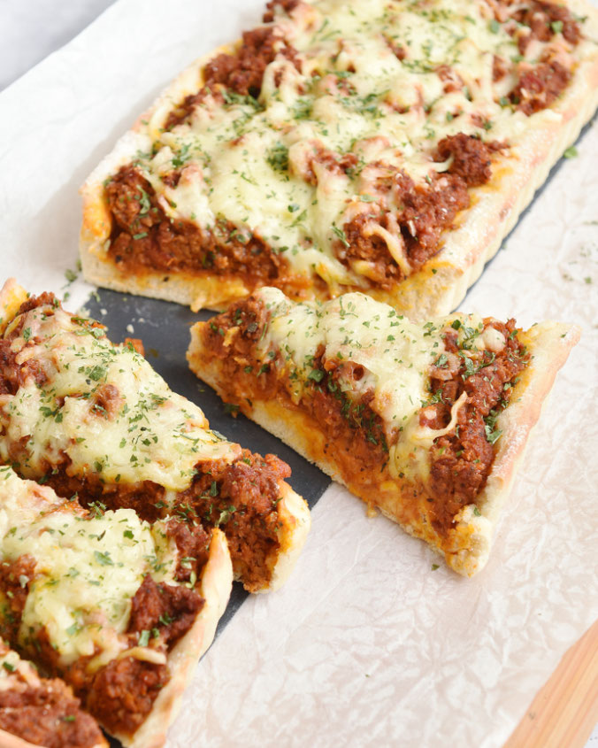 Bolognese Pizza Tarte, eine Art Bolognese Kuchen mit Käse überbacken, ein fluffiger Hefeboden, darauf eine Bolognese Soße, vegetarisch und vegan machbar