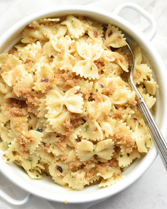 Garlic Bread Pasta - Nudeln mit einer Pasta-Butter mit geröstetem Knoblauch und karamellisierten Zwiebeln dazu Brösel, Thermomix und Airfryer