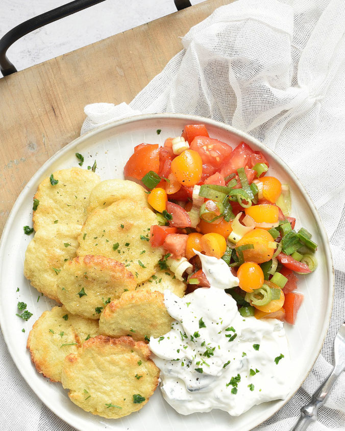 Smashed Knödel aus dem Airfryer mit Tzatziki und Tomatensalat