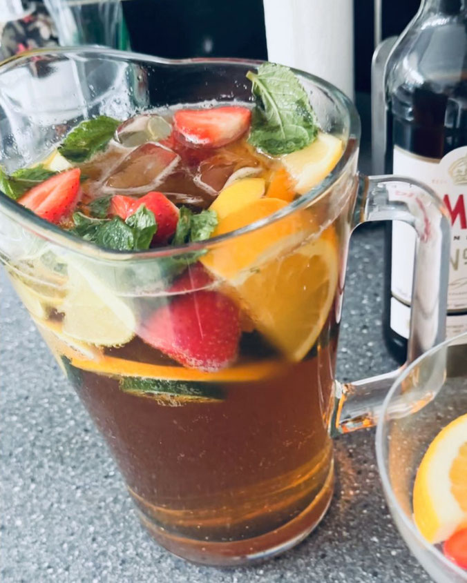 Pimm´s Cocktail mit Früchten und Zitronenlimonade