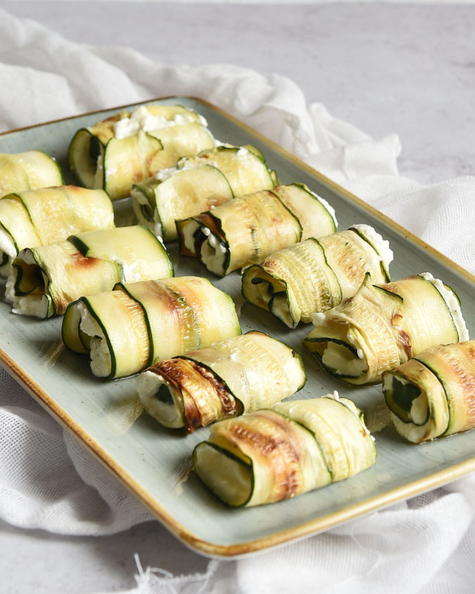 Fingerfood aus dem Airfryer, Zucchini Röllchen mit einer Feta-Honig-Creme und einem Stück Gurke, aufgerollt, einfach und lecker, Creme aus dem Thermomix, vegetarisch, vegan machbar