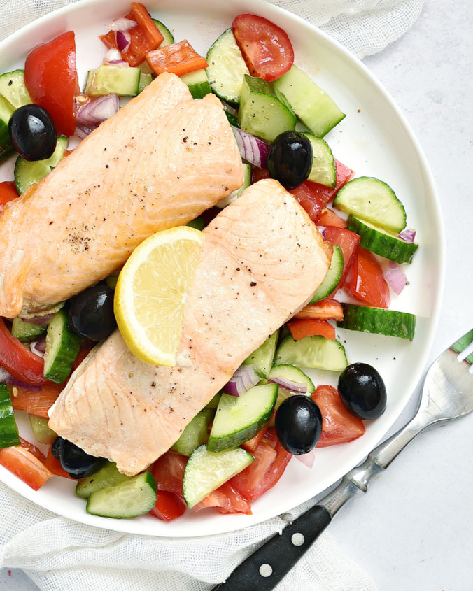 Lachs aus dem Airfryer mit griechischem Salat