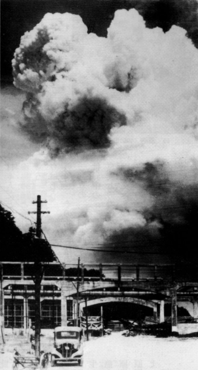 長崎　原爆炸裂から10分後。爆心地より南西約10キロの香焼鳥の川南造船所から見たきのこ雲。（地上から写したものでは最も早い写真）松田弘道氏撮影