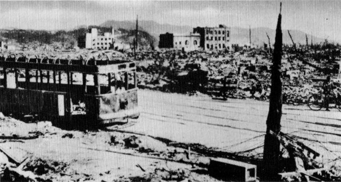 広島　8月12日、爆心地から250ｍの紙屋町交差点で被爆した電車。満員電車の乗客のほとんどは黒こげとなった。（川原四儀氏撮影）