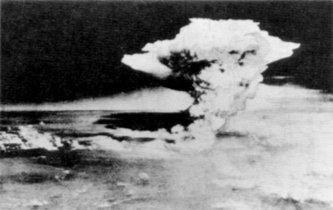 原爆を投下した3機の米軍機のうちの1機が　爆心地から約80キロ離れた高度約9000ｍの地点から撮影（1945年8月6日）