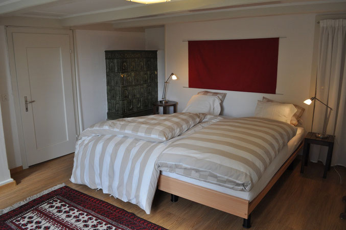 Schlafzimmer mit Doppelbett, hell und luftig eingerichtet