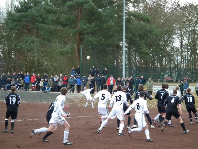 Spielstätte für das 1. Spiel im Jahr 2012 war der Hartplatz