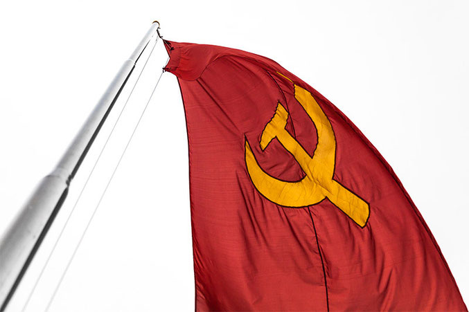 Por toda la ciudad se pueden ver banderas comunistas junto con la enseña nacional