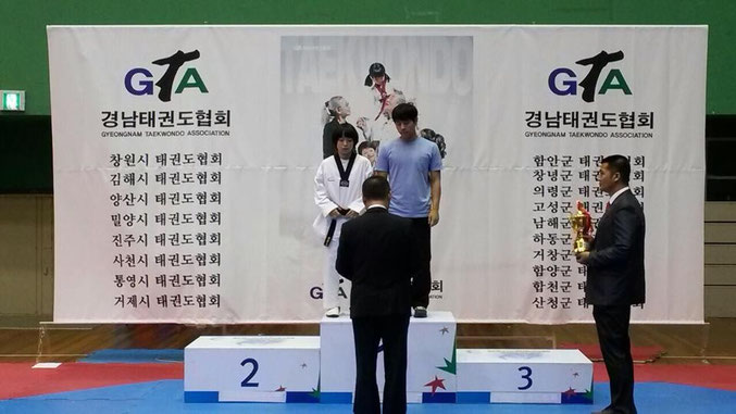 (左)西村真利愛選手　最優秀選手賞受賞（＾◇＾）　(右)龍湖高校テコンドー部コーチ　元国家代表