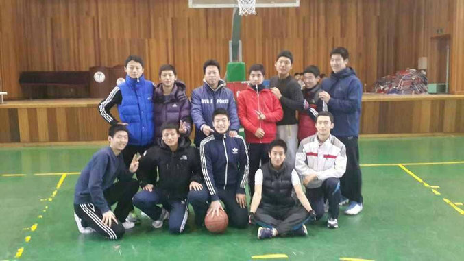 韓国豊生高校テコンドー部３年生とイ・キョンベ監督(中央)と西村純選手(右から２番目)