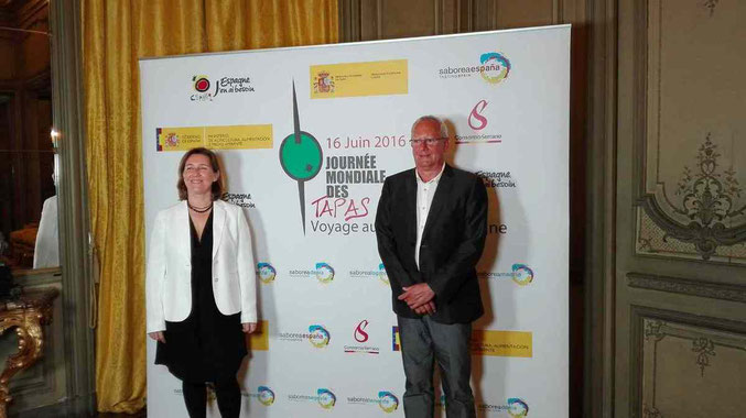 El alcalde, Vicent Grimalt, y la presidenta de Aehtma, Cristina Sellés, en la embajada de París. Foto Ayto.Dénia