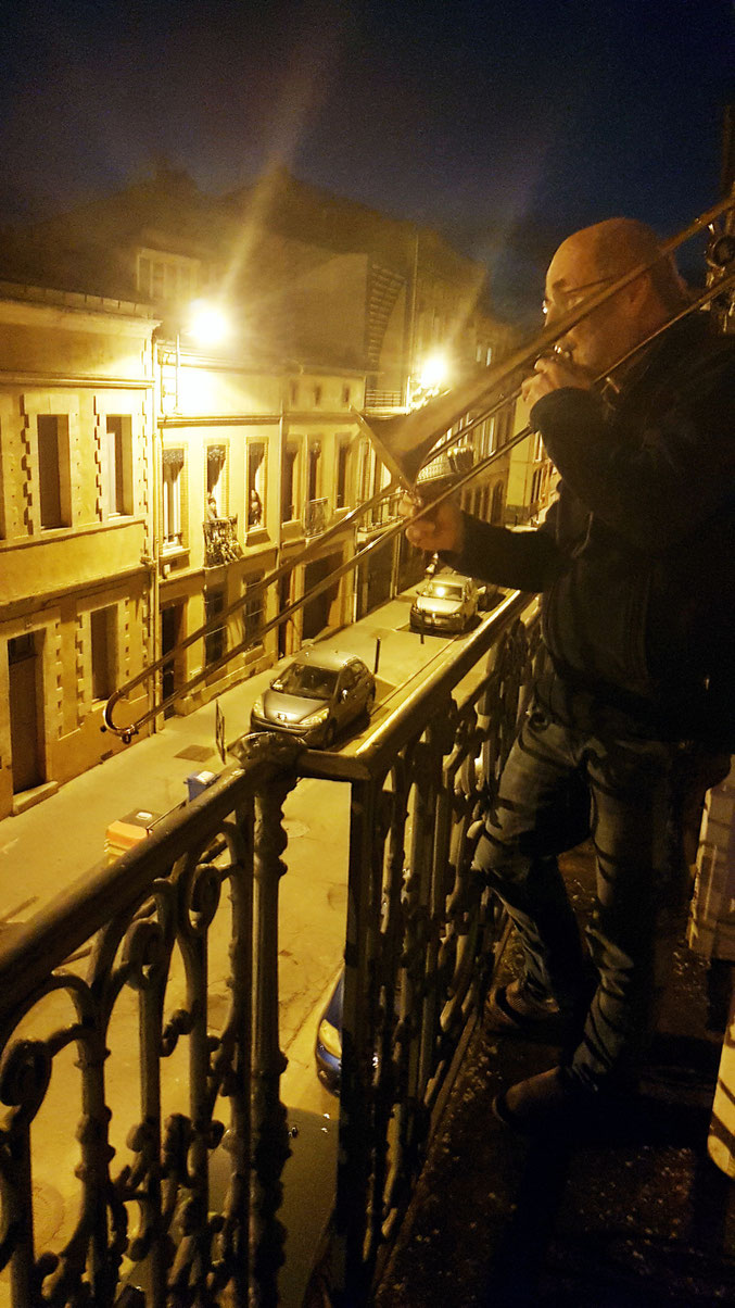 Rue du Printemps : hommage aux soignants à 20 heures (25 mars). Des personnes applaudissent de l'autre côté de la rue (1er étage). Photo et musique Catie et Michel  Viale