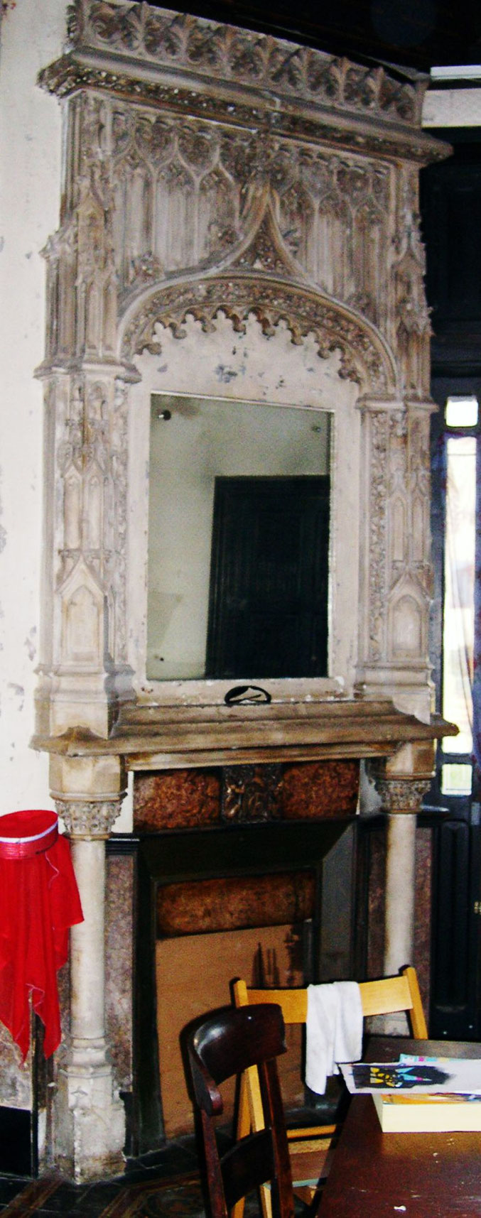 Château du Verrier. La photo a été prise à la sauvette en 2006 pendant le squatt. Le marbre rose se mêle au calcaire dont les sculptures gothiques grimpent jusqu'au plafond . Cettecheminée est un des éléments majeur du décor de la pièce entière.