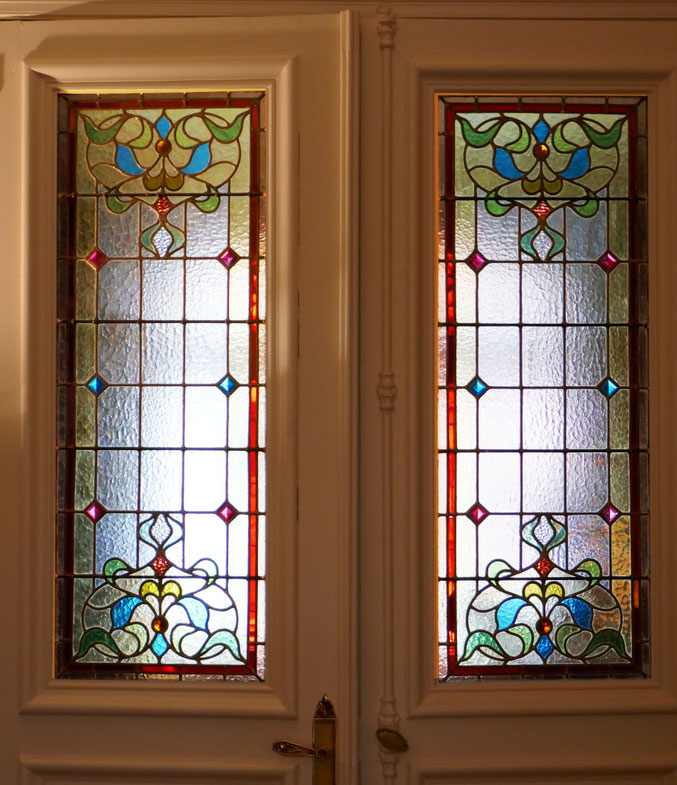 Entre les deux, une double porte dont le dessin rappelle le motif côté jardin