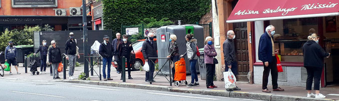 Avenue Honoré Serres (mais pas seulement) une "queue-covid" avant d'accéder au pain quotidien