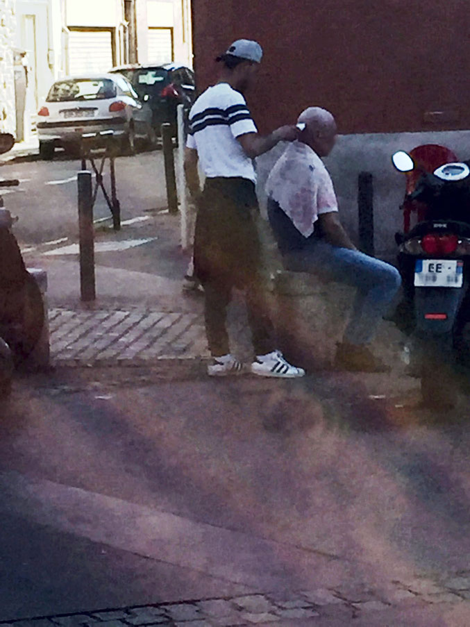 Ou le retour des petits boulots dans nos rues et places (Place Roquelaine 24 avril 2020)