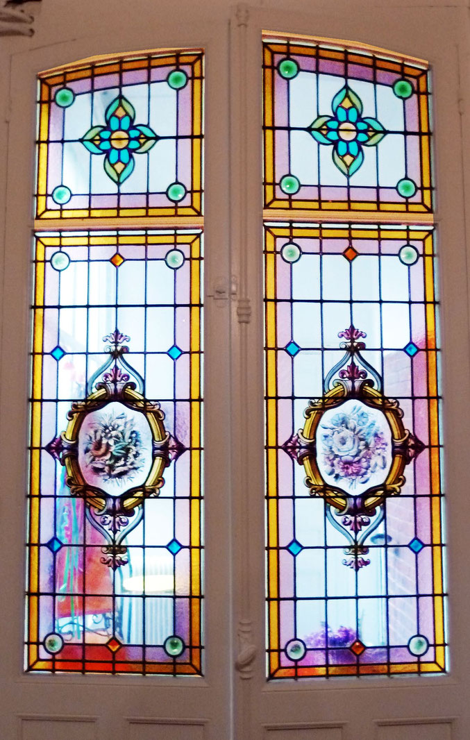 Maison voisine de la précédente, une exécution très proche, seuls les médaillons diffèrent.