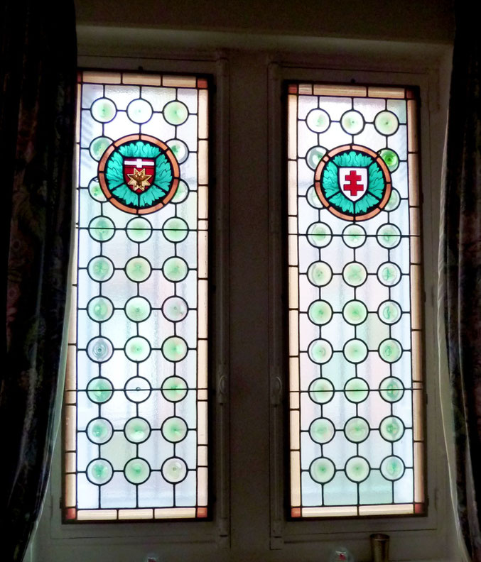 Vue de l'intérieur. Curieux médaillons, l'un avec un aigle à deux têtes, l'autre avec une croix de lorraine (ou d'Anjou ?)