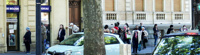 La queue avant l'accès au labo d'analyses médicales (20 mai 20)