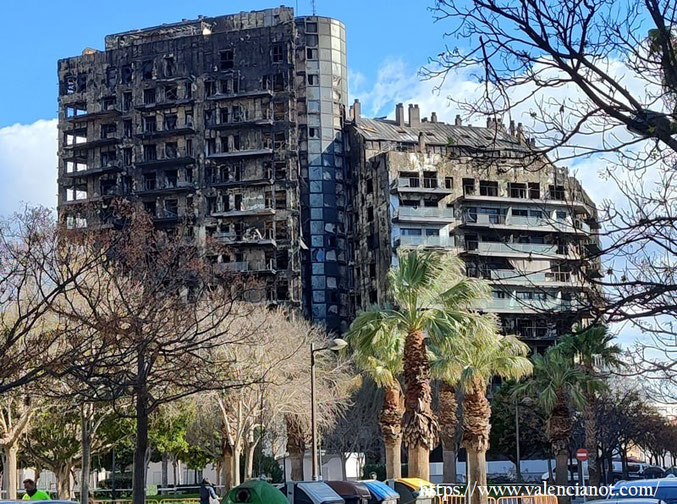 Terrible imagen del esqueleto de un edificio de Valencia que era  impresiónate y ahora ya no queda nada, más que recuerdos de lo que fue un día. 