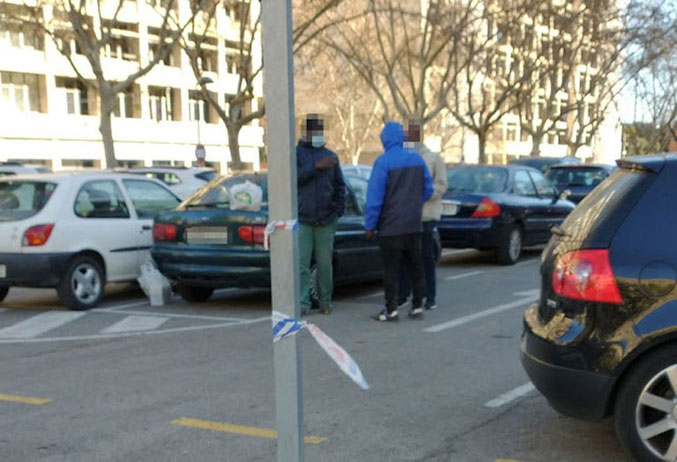 Avenida de Aragón  al lado del estadio del Valencia CF, controlada por las MAFIAS del aparcamiento.
