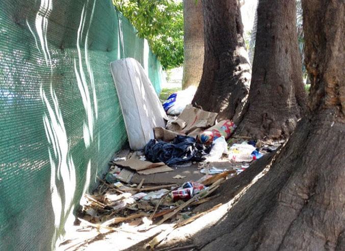 Basura en los jardines y parques de Valencia. Los indigentes suelen montar sus campamentos en estos parques  y aquí el resultado.