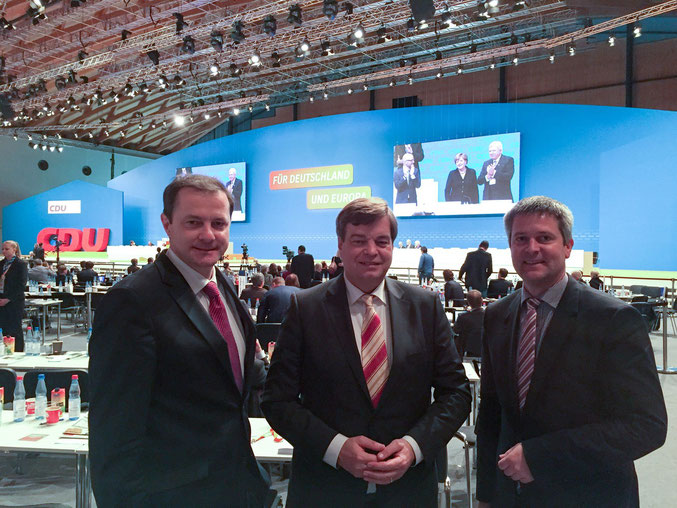 Foto: Die Delegierten aus Cuxhaven und Stade (von links): Oliver Grundmann MdB, PSts Enak Ferlemann und Frank Berghorn Kreistagsfraktionsvorsitzender Cuxhaven