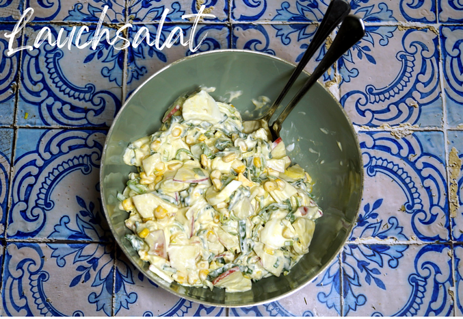würzig-scharfer Salat mit Lauch, Apfel und Mais, ideal zum Grillen