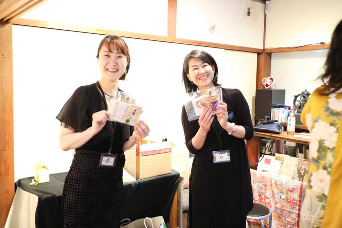 左:あこちゃん(平新綾子さん)、右:西山絵美さん