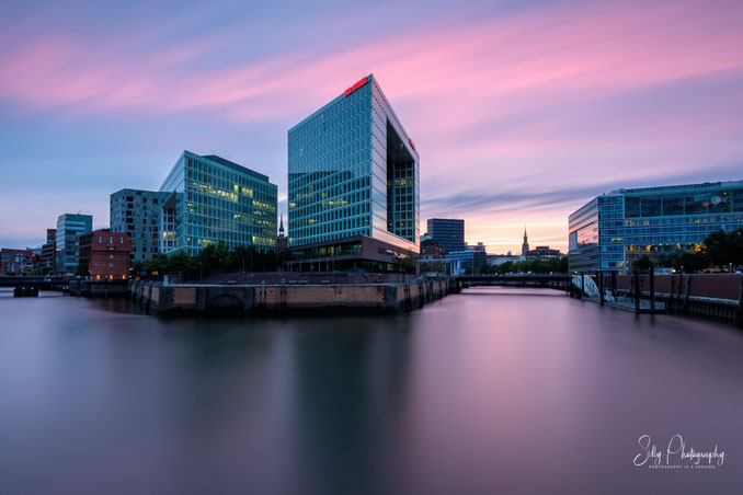 Hamburg / Hafencity / Spiegel-Gebäude, Langzeitbelichtung, Sonnenuntergang, 2018, © Silly Photography